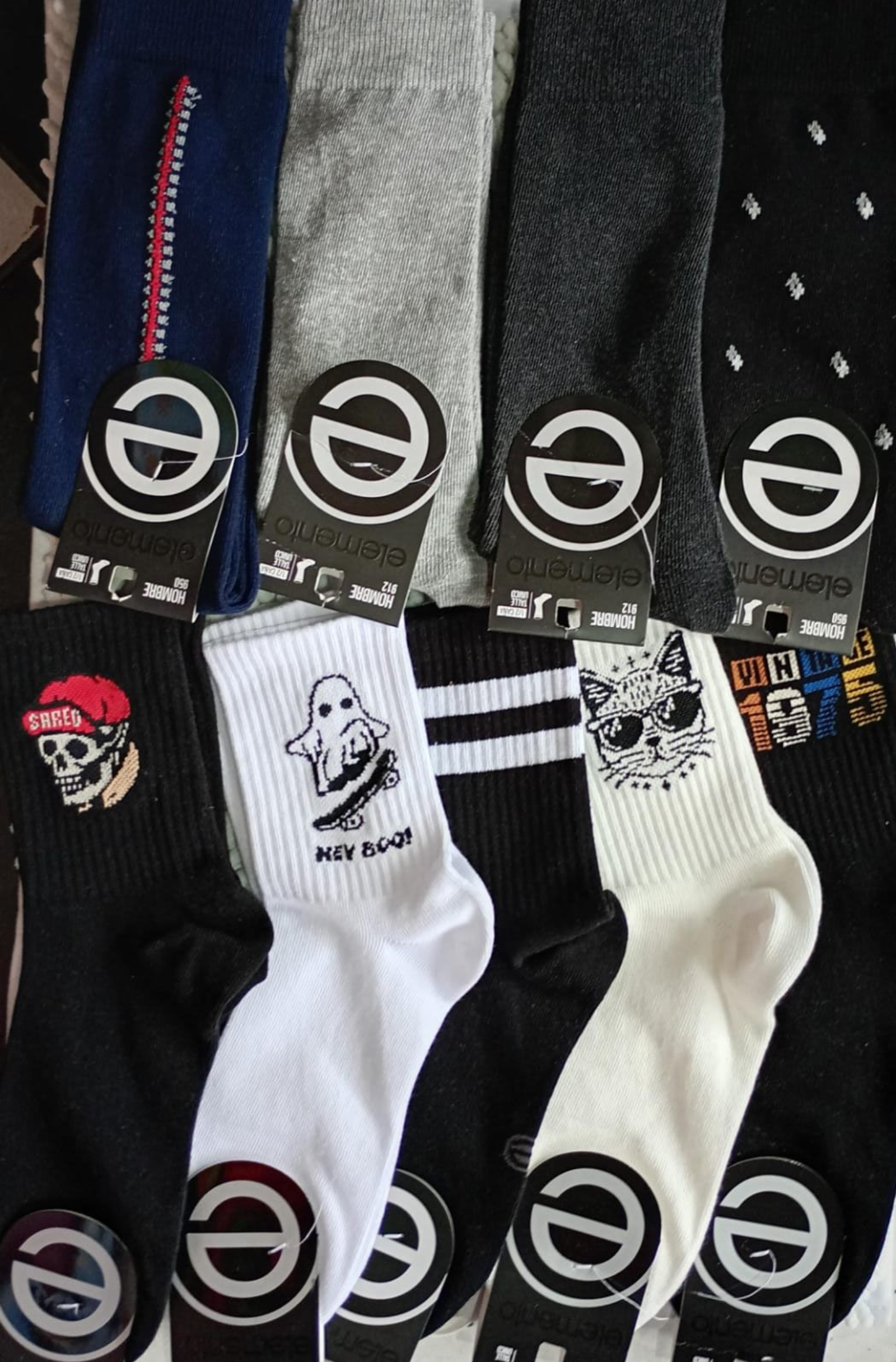 Colección de calcetines coloridos con etiquetas, con estampados y gráficos.