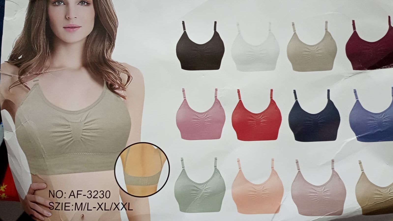 Mujer modelando un sujetador color beige, con varias opciones de sujetadores de colores a la vista.