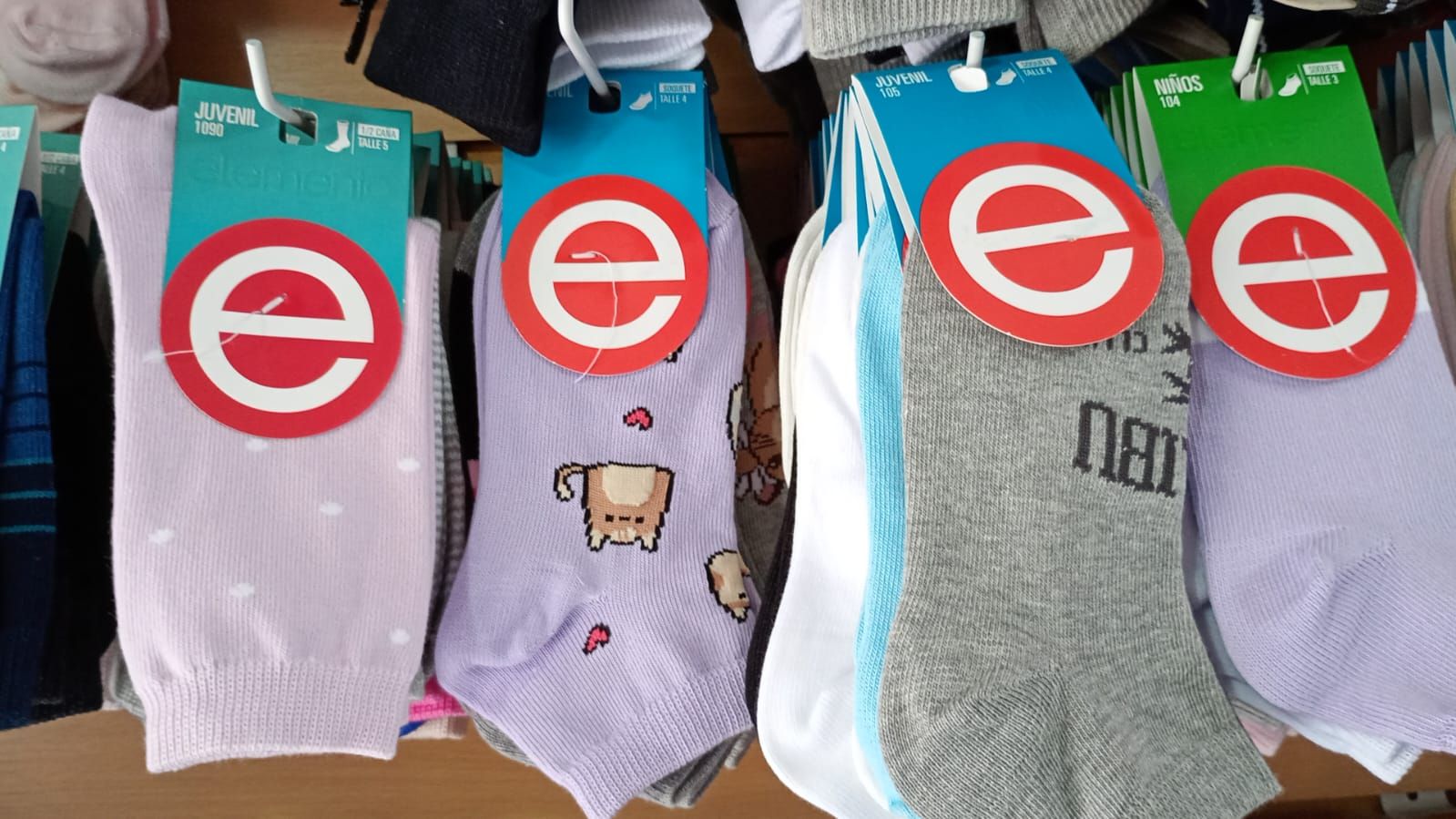 Calcetines con etiquetas circulares que muestran una