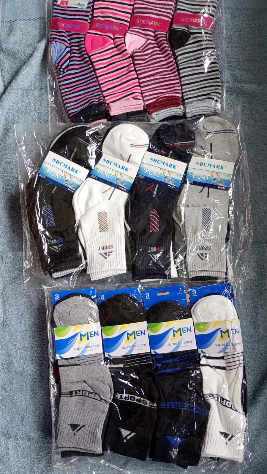 Varios paquetes de calcetines de colores, incluyendo diseños a rayas y lisos.