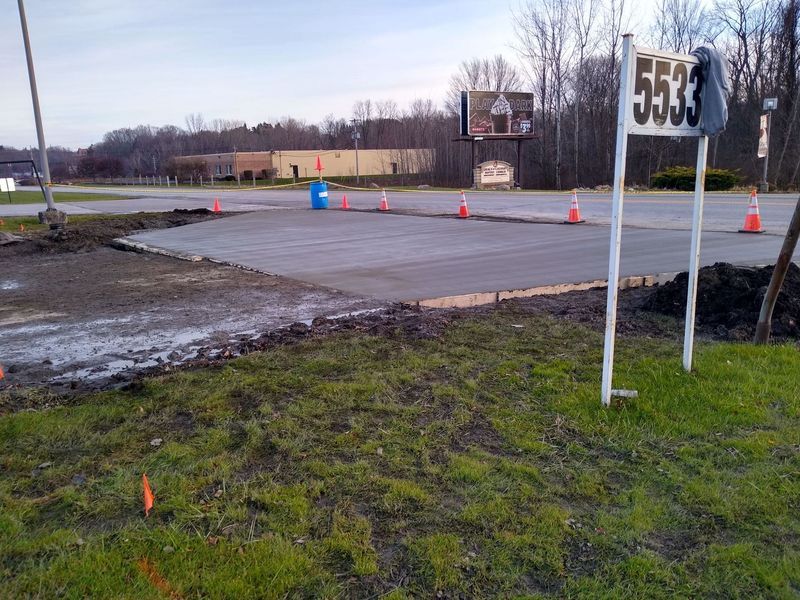 A parking lot with a sign that says 5533 on it