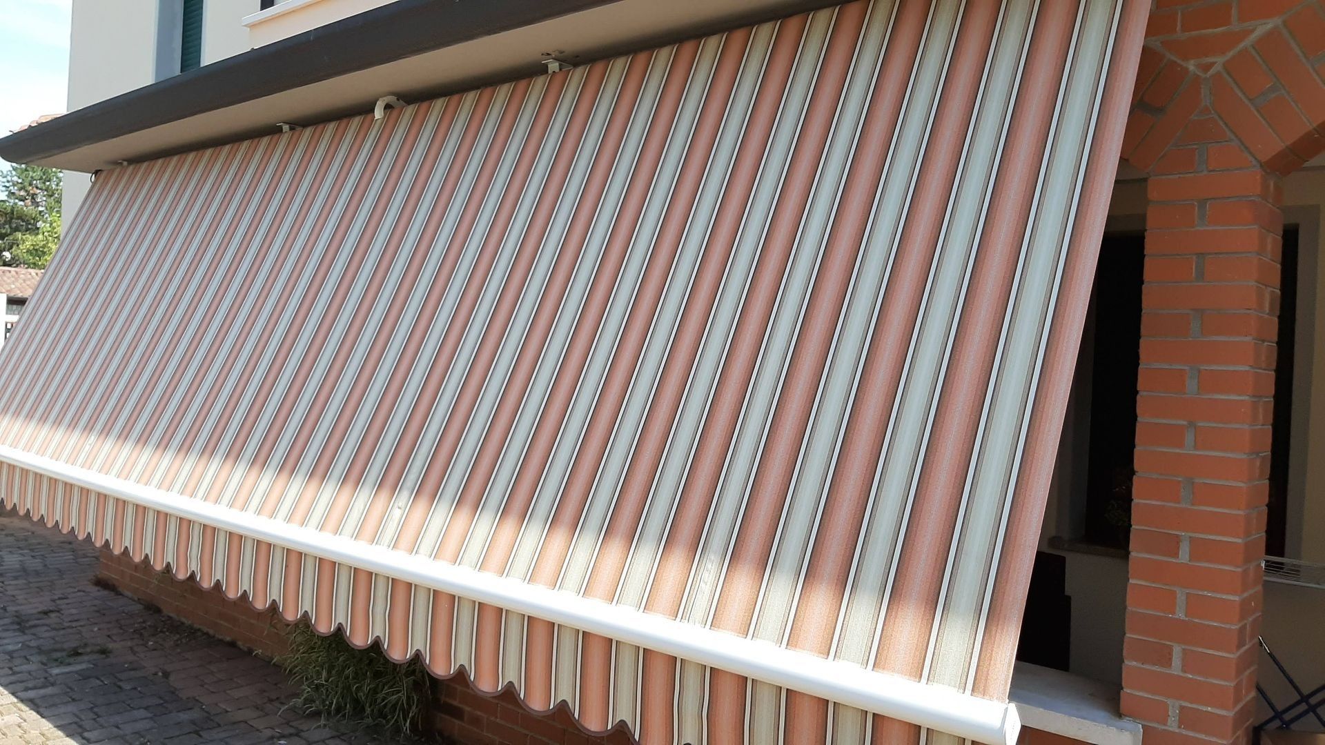 tenda a righe verticali arancioni dopo