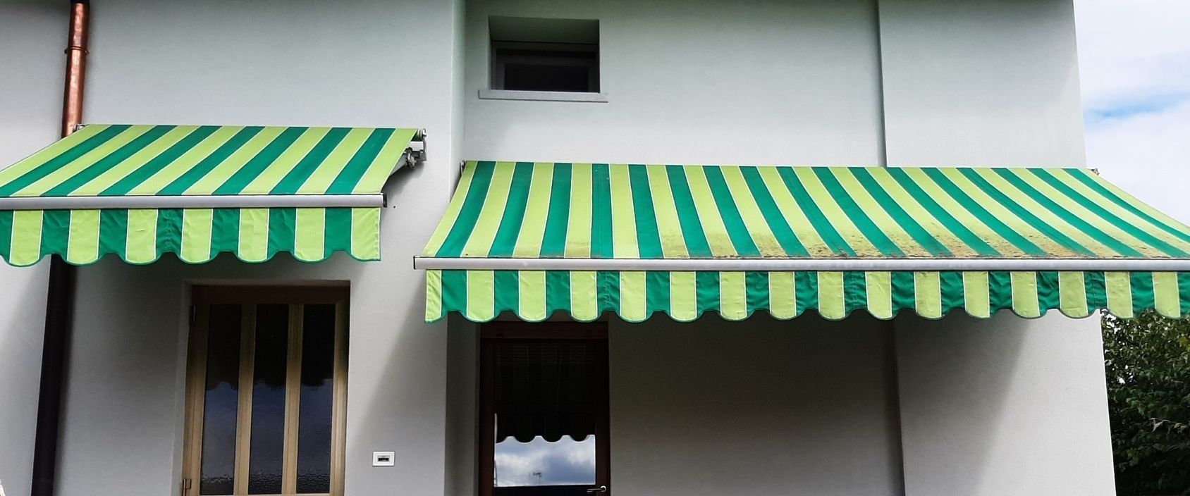 Tenda a righe verticali verde e giallo