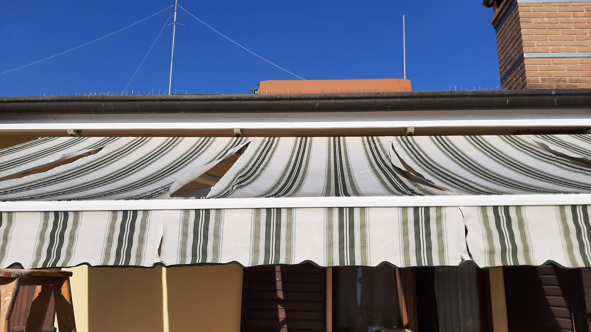 tenda danneggiata