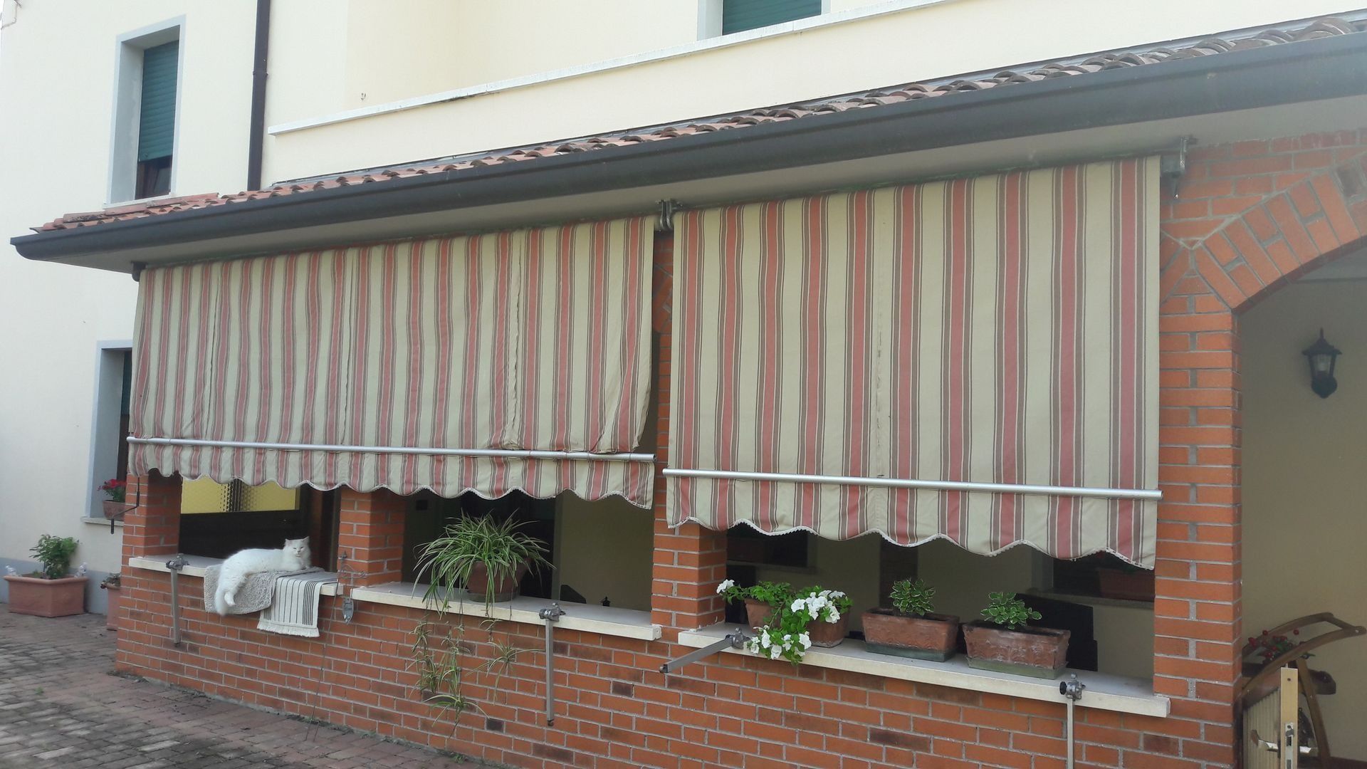 tenda a righe verticali arancioni prima