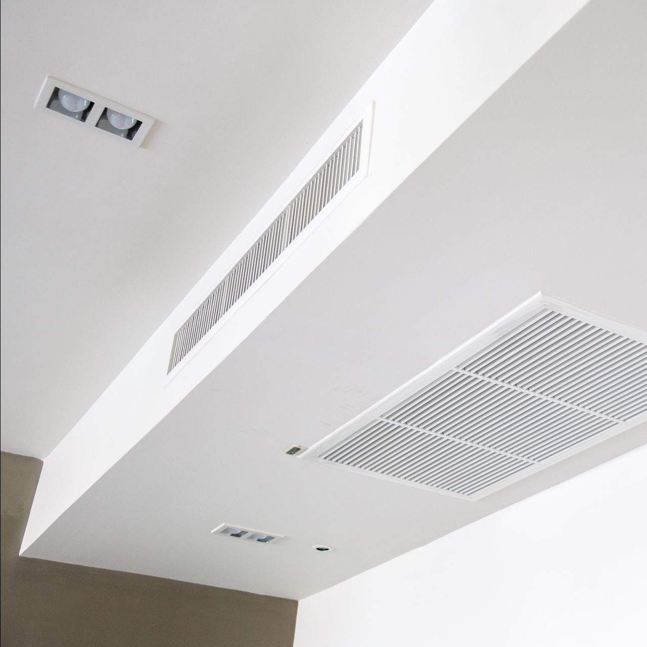 A white ceiling with a grille on it
