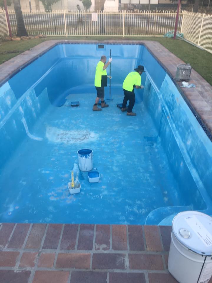 2 man cleaning the pool