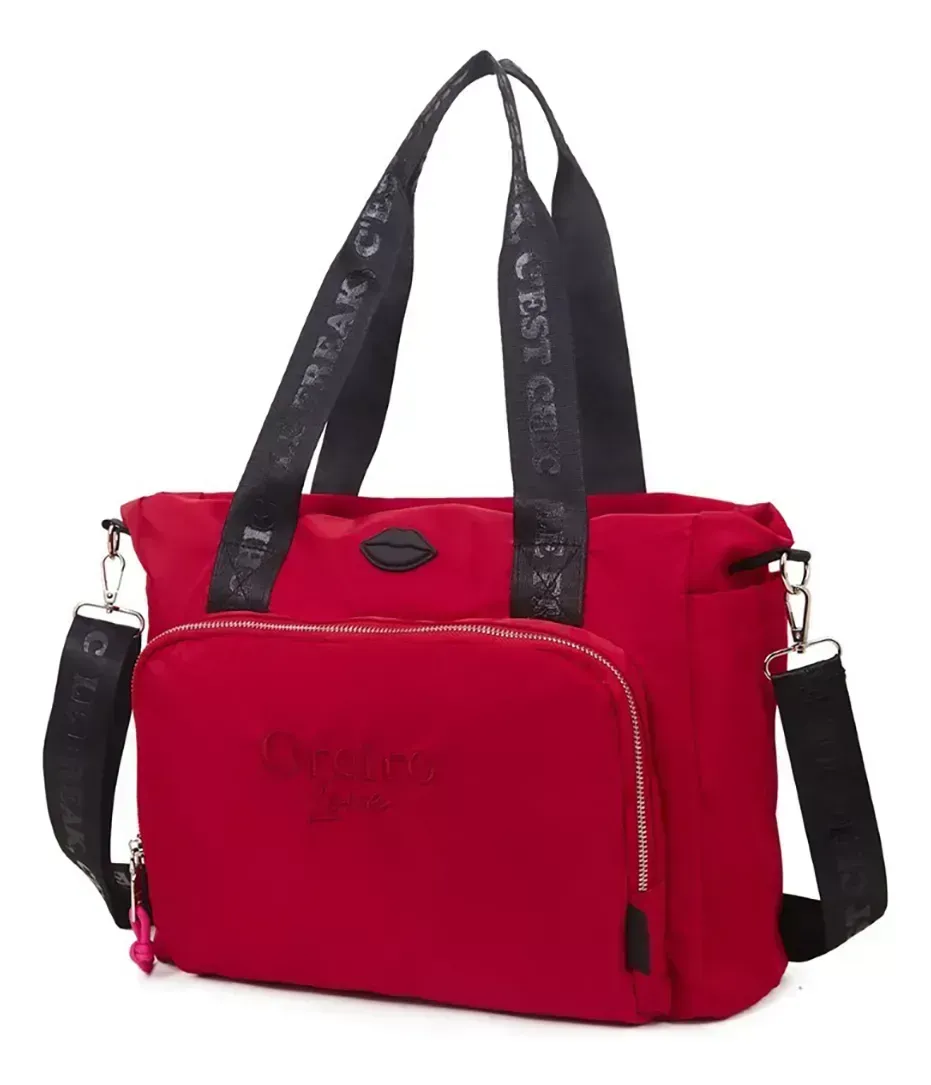 Un bolso tote de nailon rojo con correas negras con el logo de la marca