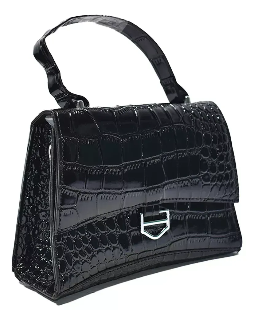 Bolso de mano negro brillante con relieve de cocodrilo, asa corta y cierre de broche plateado metalizado.