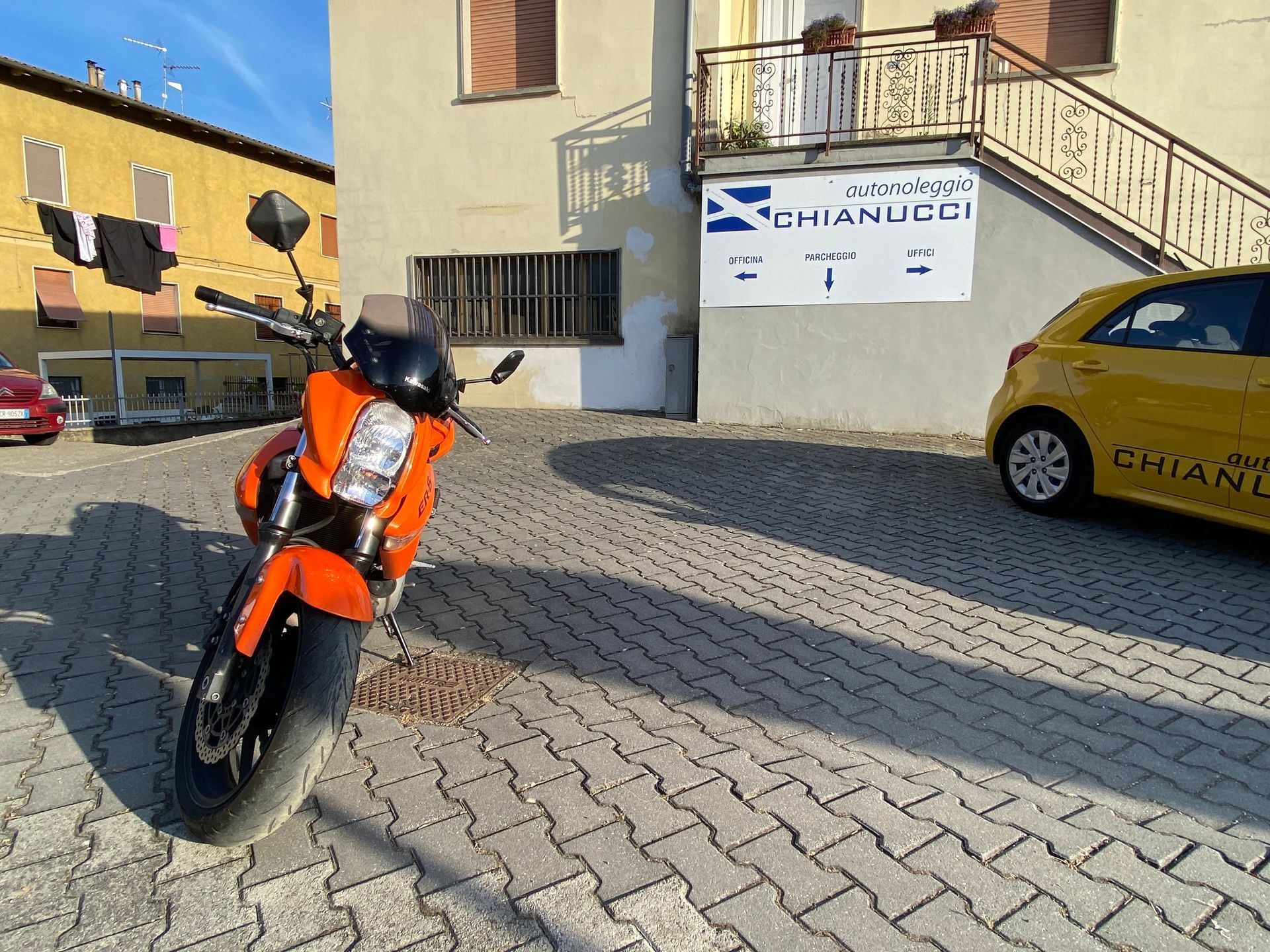 esterni autoscuola con insegna