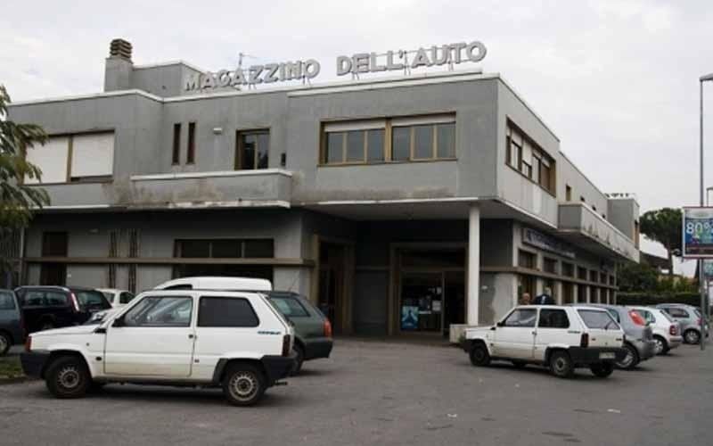 Negozio di ricambi auto con ampio parcheggio