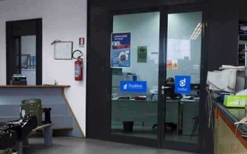 Il negozio di ricambi per camion e auto