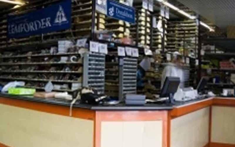 Ampio magazzino con ricambi e accessori per auto