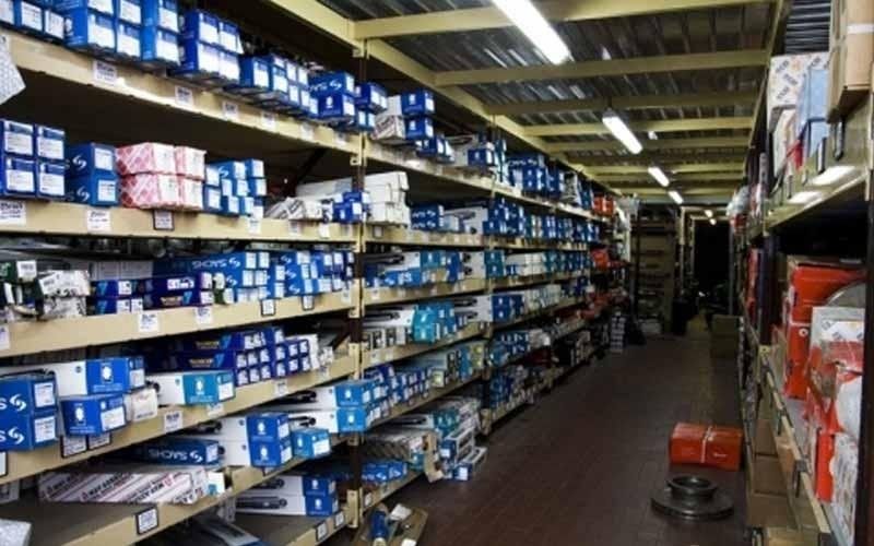 Vasto assortimento di componenti di ricambio per auto e veicoli commerciali