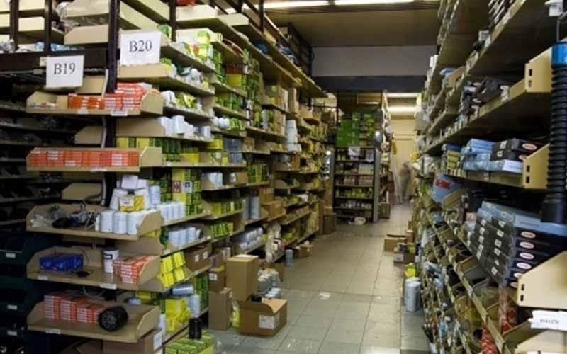 Magazzino fornito con pezzi di ricambio per auto e veicoli industriali