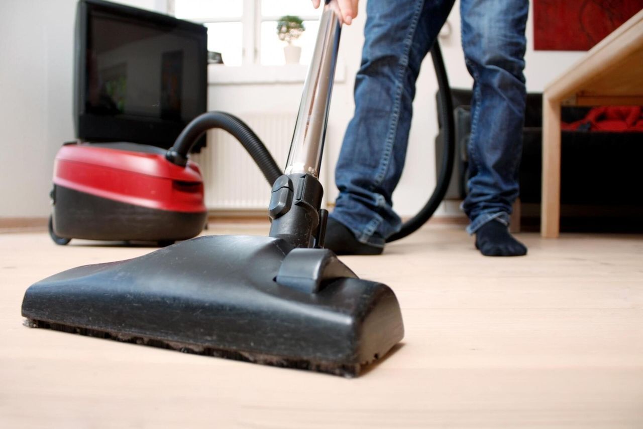 worker using the vacuum cleaner