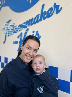Een man met een baard neemt een selfie voor een gebouw