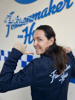 Een man met een baard neemt een selfie voor een gebouw