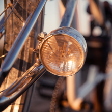 Een fiets met een licht eraan bevestigd