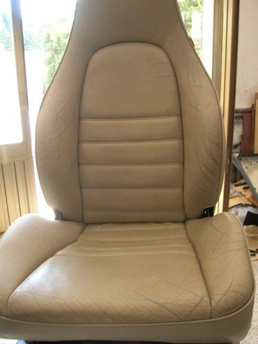 sedile in pelle di un auto color beige
