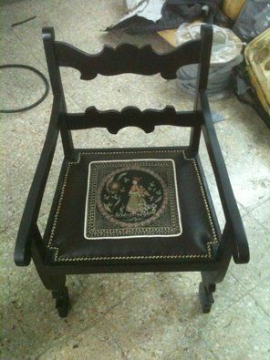 sedia indiana nera con raffigurazione nella seduta