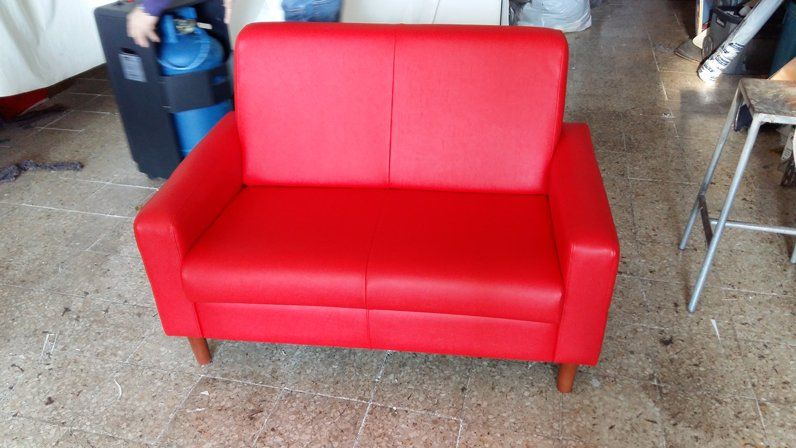 divano due posti rosso