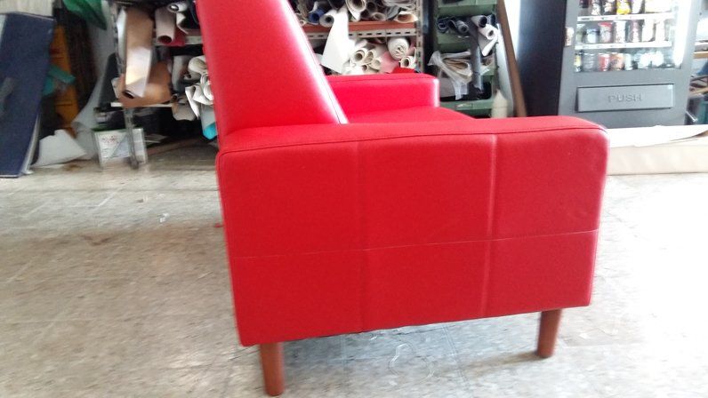 vista laterale di un divano rosso