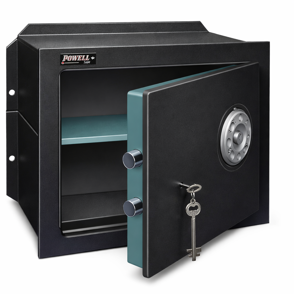 Cassaforte nera aperta con ripiani e interno blu, sportello socchiuso, chiave nella serratura.