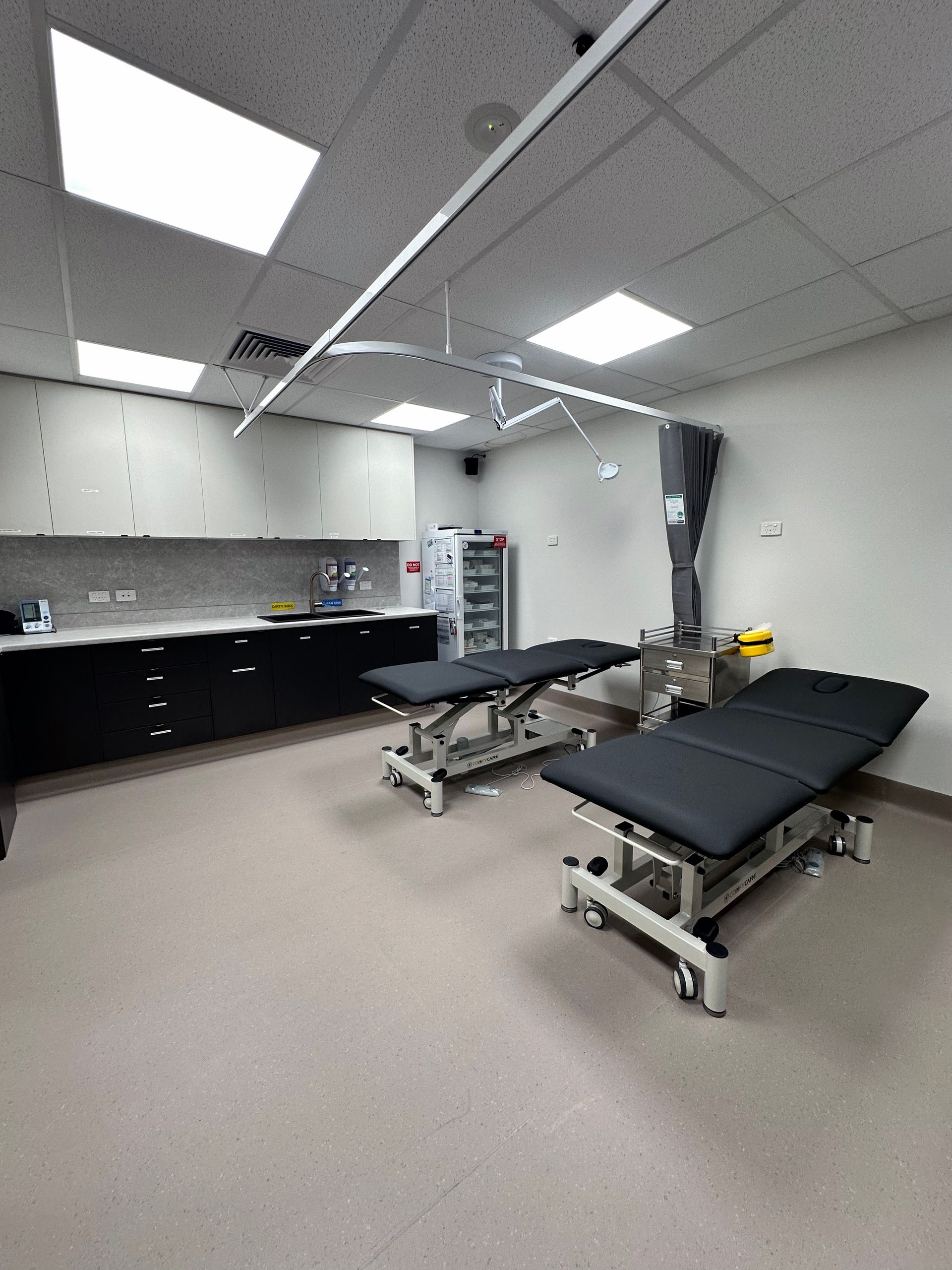 A person wearing blue gloves is working in a lab.