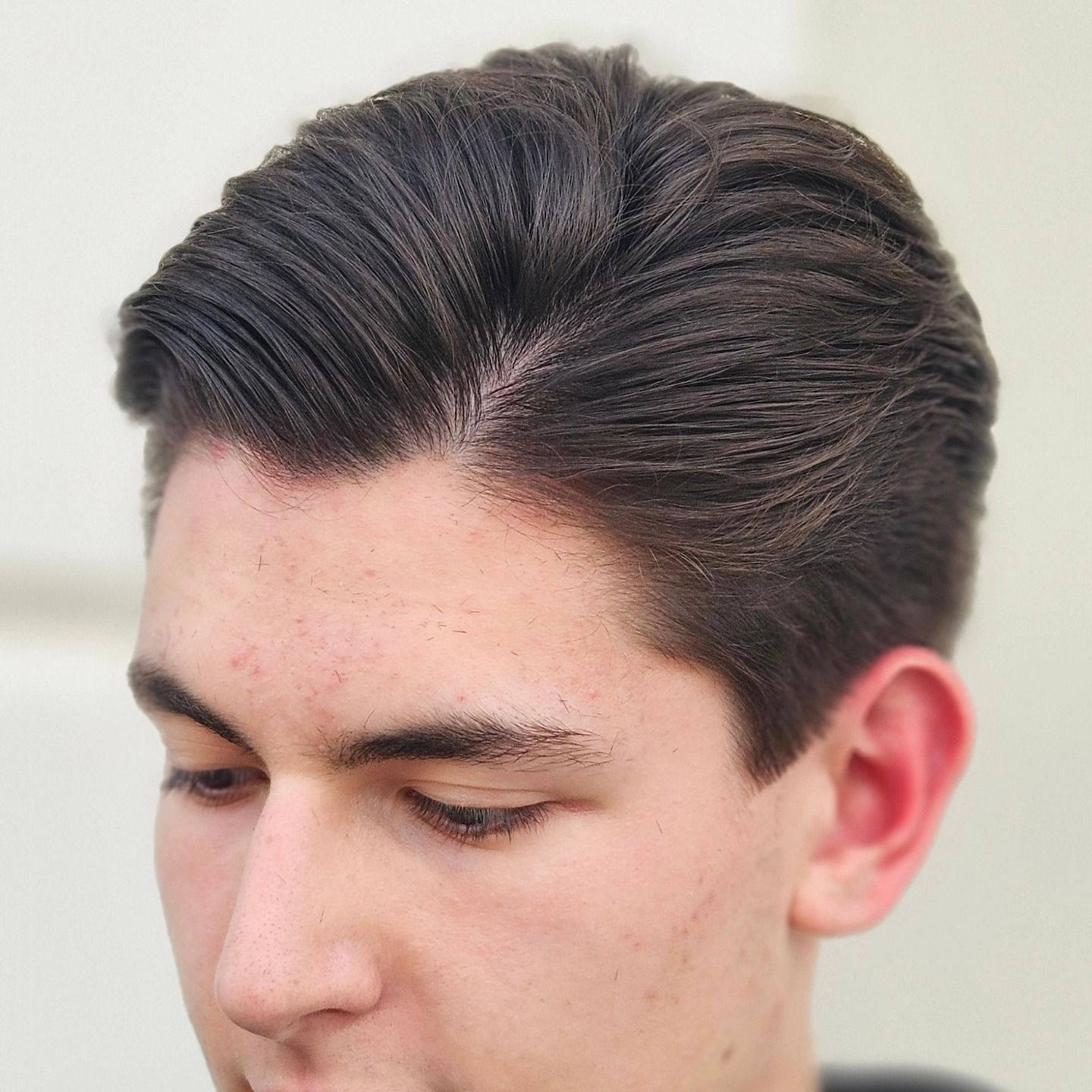 Un primo piano della testa di un uomo con gli occhi chiusi.