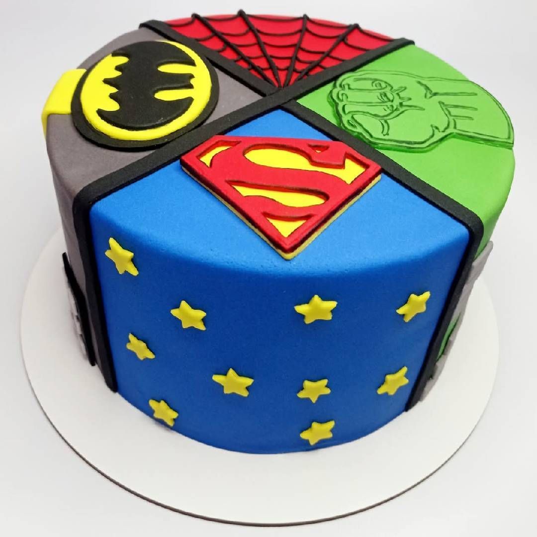 Pastel con temática de superhéroes 