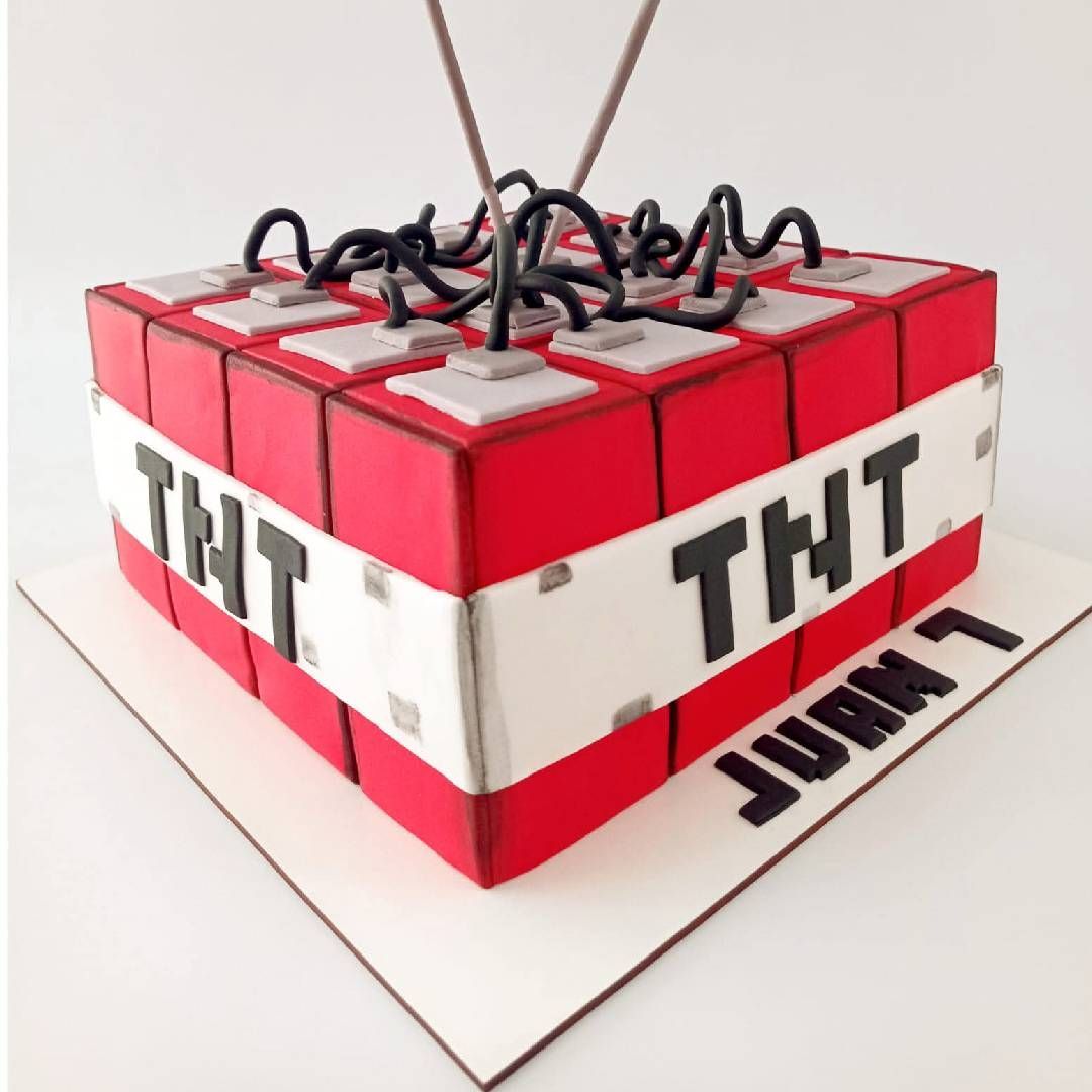 Pastel decorado como un bloque de TNT 
