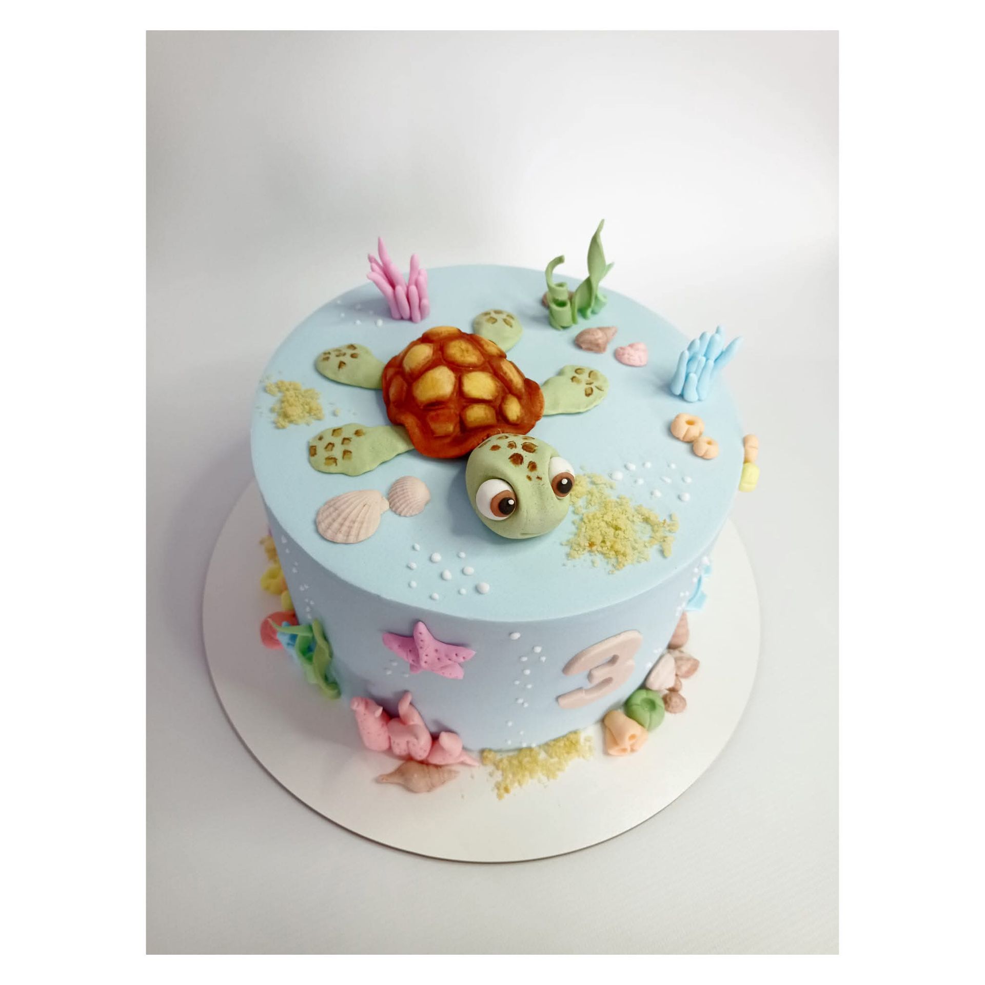 Un pastel redondo azul claro 