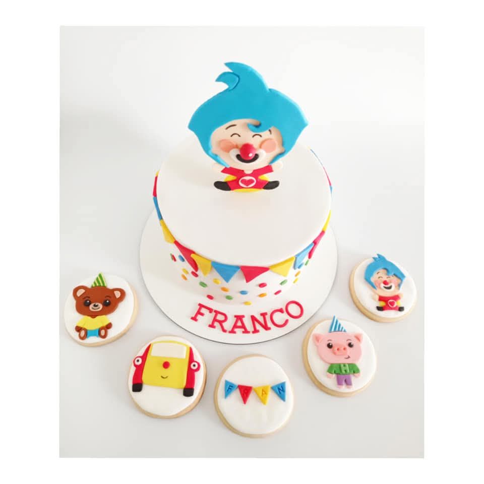 Pastel de cumpleaños decorado con un payaso