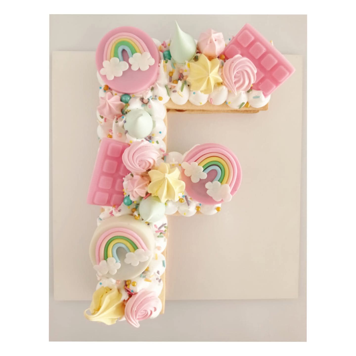 Un pastel con forma de letra 