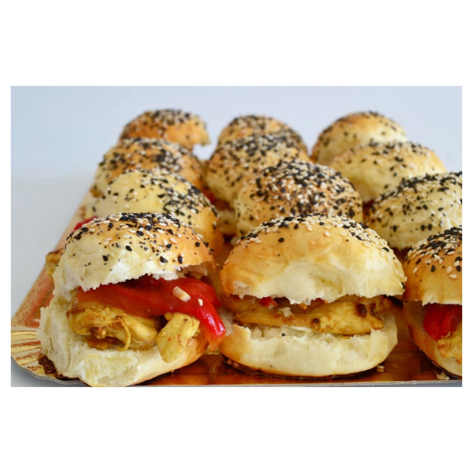 Una bandeja de mini sándwiches 