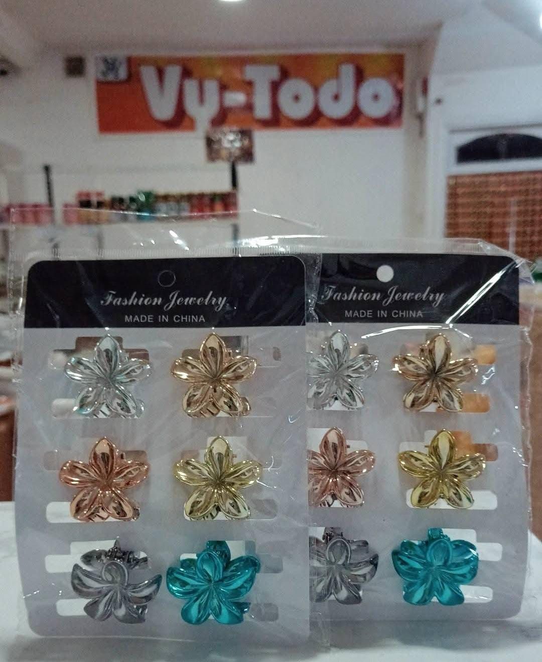 Una exhibición de aretes en una tienda llamada vy-todo