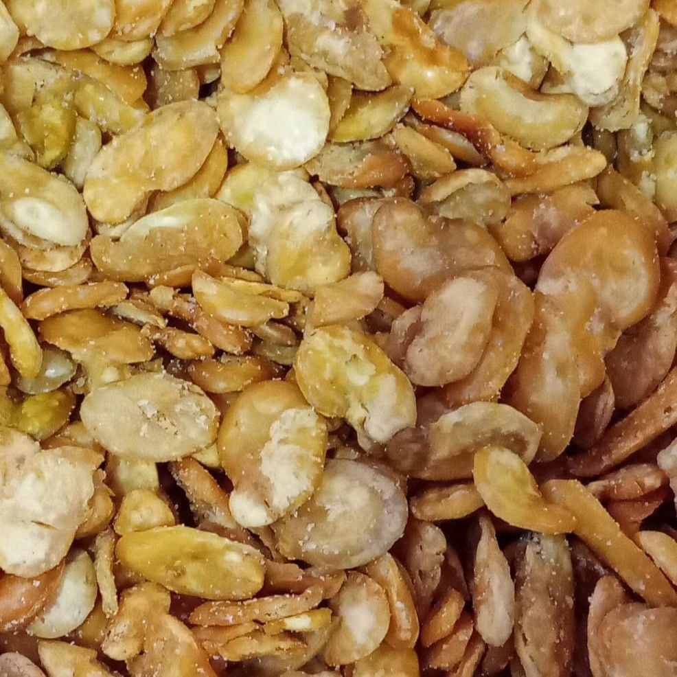 Un primer plano de una pila de nueces y semillas.