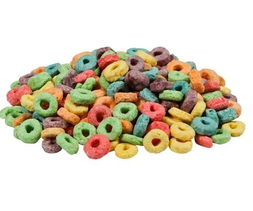 Pila de cereales coloridos en forma de anillo en tonos rojo, verde, morado, amarillo y naranja.