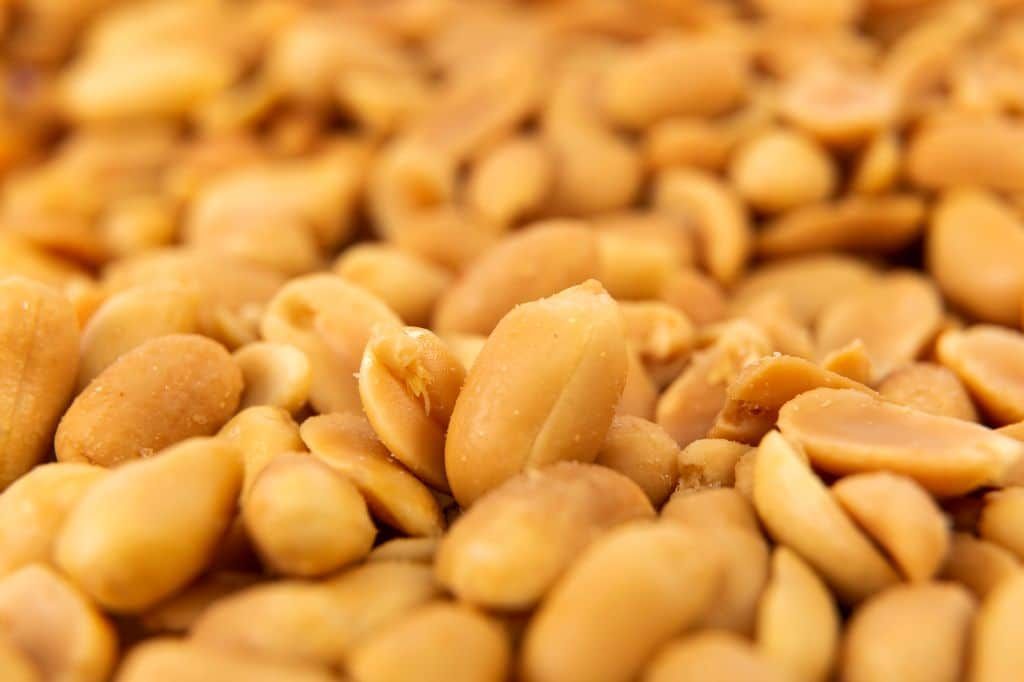 Primer plano de cacahuetes tostados, de color marrón dorado y con textura.