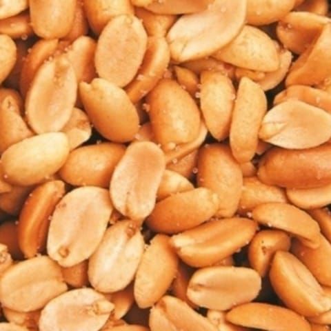 Cacahuetes tostados, vista de cerca. De color marrón claro, salados y sin cáscara.