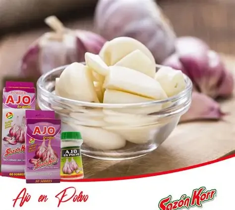 Dientes de ajo en un recipiente con productos de ajo en polvo; 