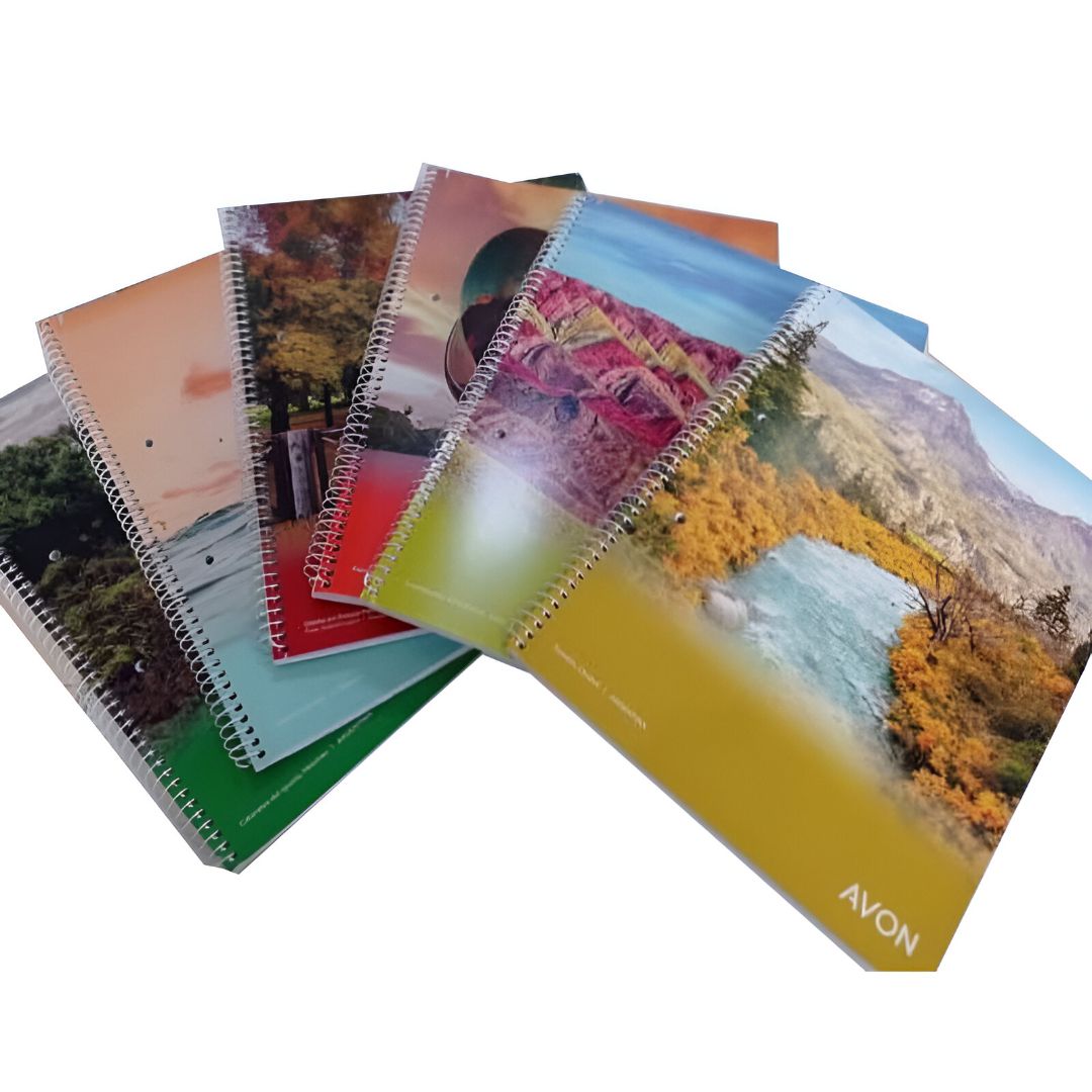 Un montón de cuadernos en espiral están apilados uno encima del otro