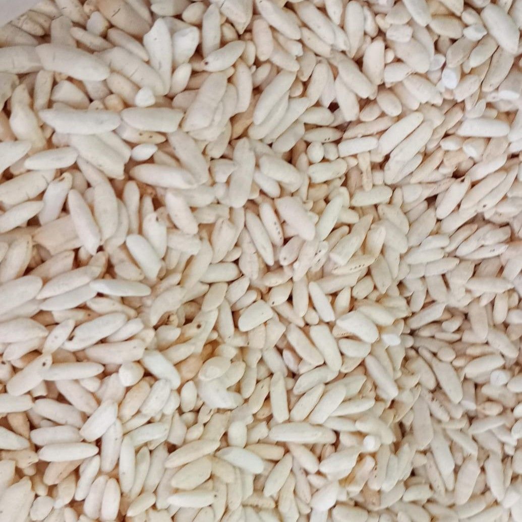 Un primer plano de una pila de arroz blanco.