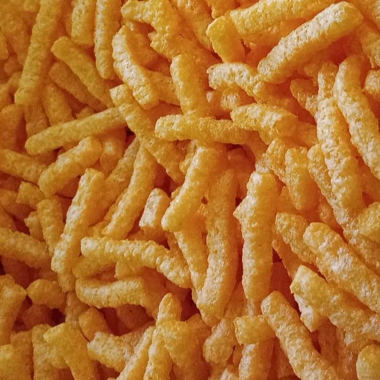 Un primer plano de una pila de bolitas de queso.