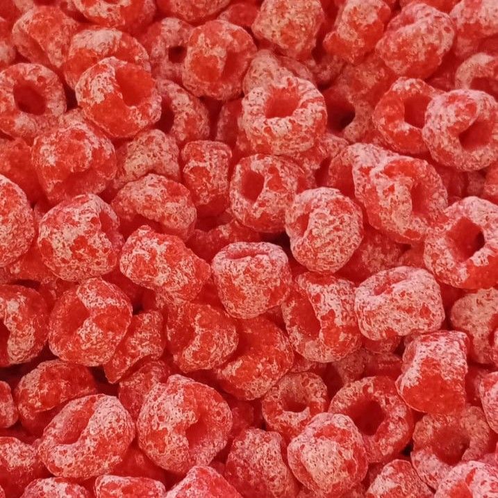 Un primer plano de una pila de anillos de cereal rojos.