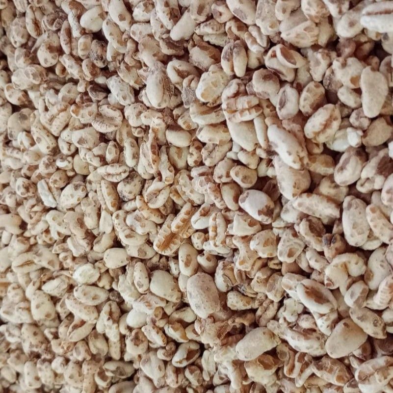 Un primer plano de una pila de arroz inflado