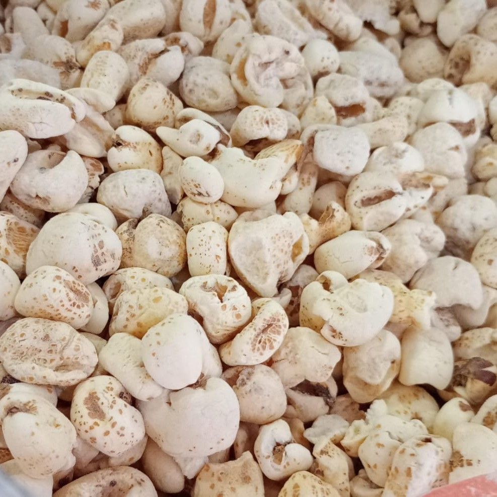 Un primer plano de una pila de granos de palomitas de maíz.