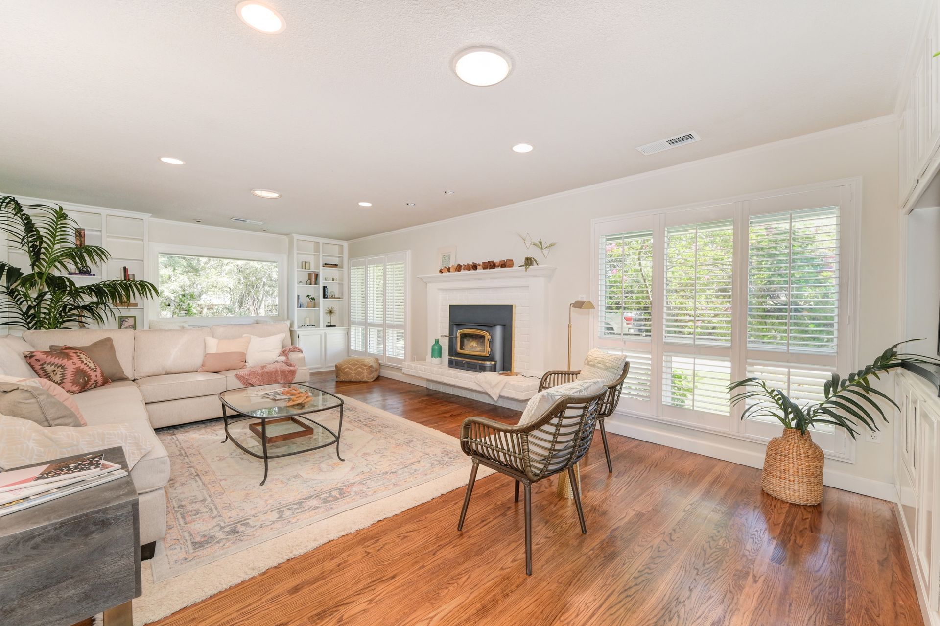 Bright Living Room with Furniture & a fireplace. Find your Dream home w/ the top Realtor in East Sacramento | Rich Cazneaux