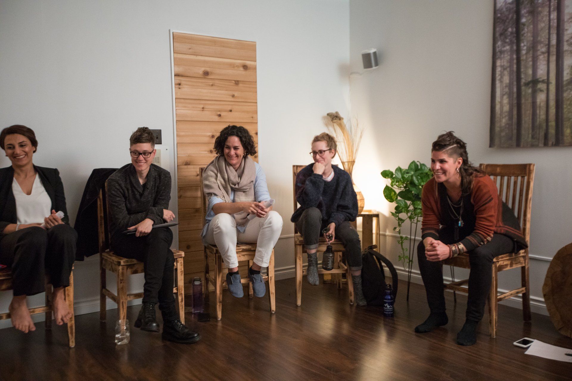 A group of people are sitting in chairs in a room.